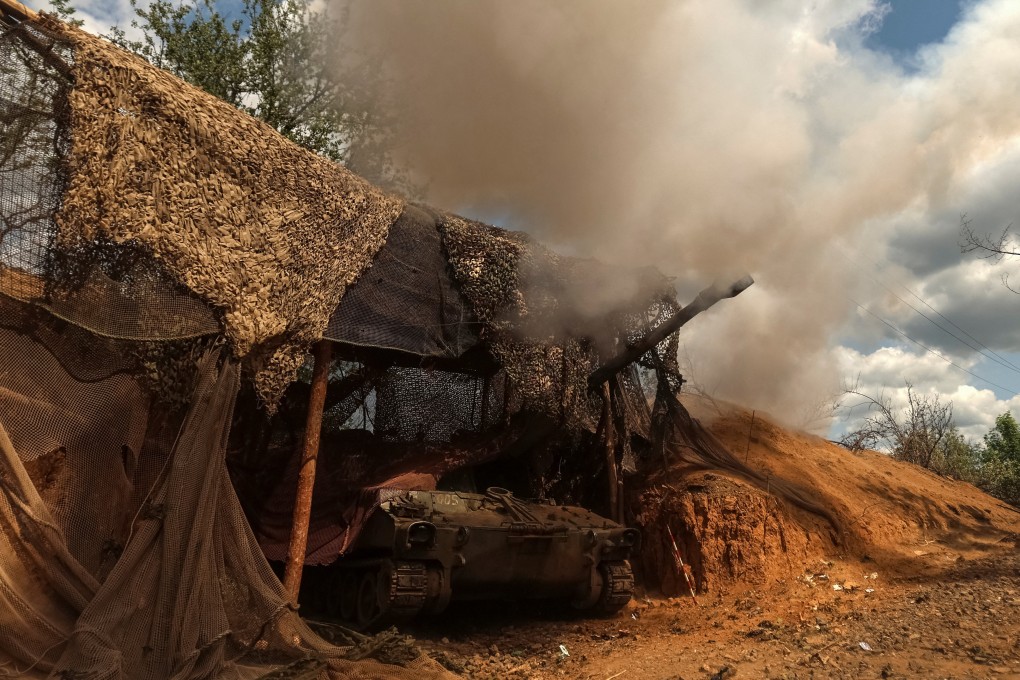 Ukrainian servicemen fire a self-propelled howitzer towards Russian troops in the Donetsk region. Photo: Reuters