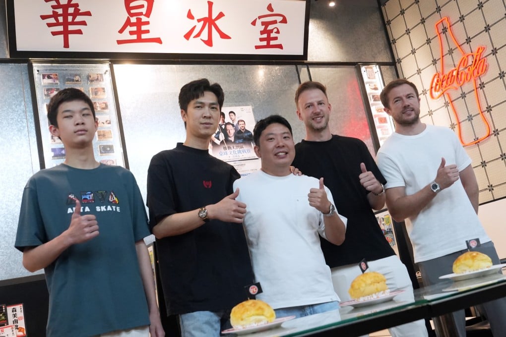 Zhang Anda (centre) with (from left) Chen Qien, Thepchaiya Un-nooh, Judd Trump and Jack Lisowski in Hong Kong. Photo: Sun Yeung