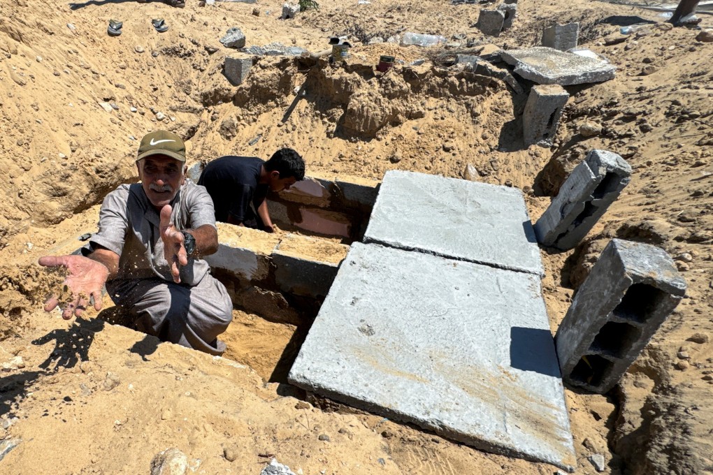 Palestinians prepare graves in a cemetery as death toll surpasses 55,000, according to health ministry. Photo: Reuters