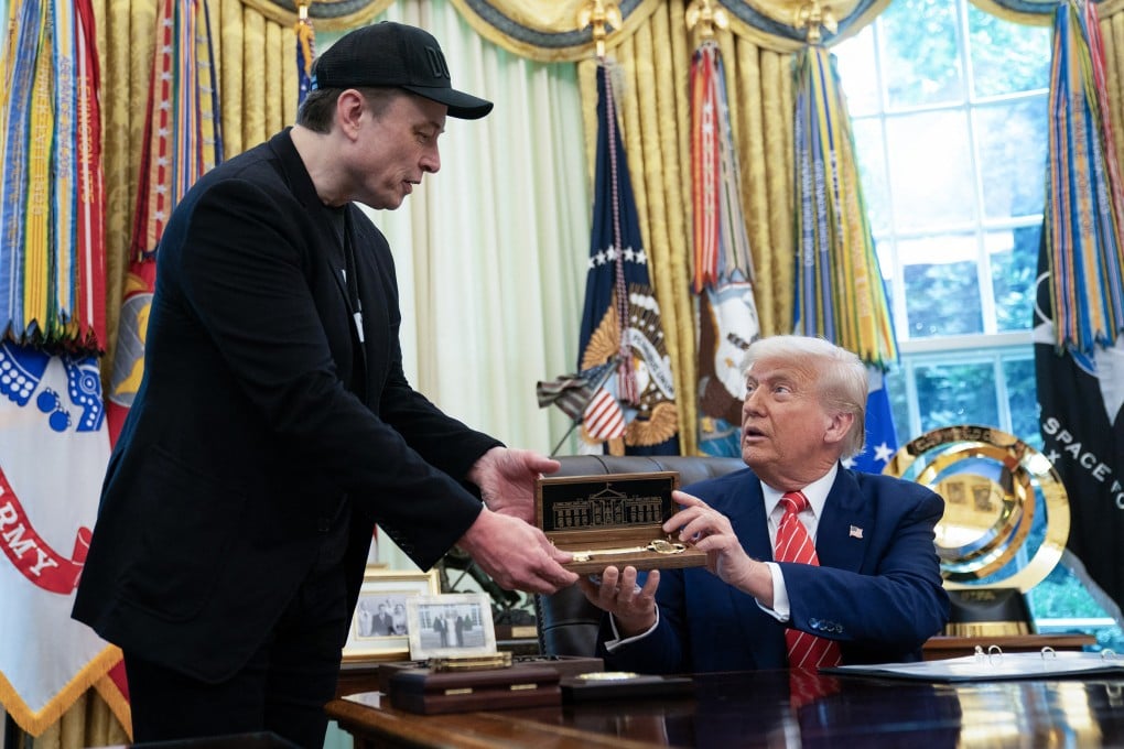 US President Donald Trump presents a “key to the White House” to Elon Musk during a news conference in the Oval Office on May 30. Photo: TNS