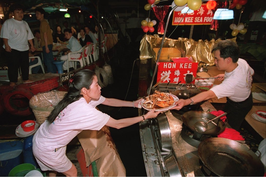 A floating restaurant chef hands over a plate of typhoon shelter crab in Causeway Bay in 1995. The quintessential Hong Kong dish has an interesting history. Photo: SCMP