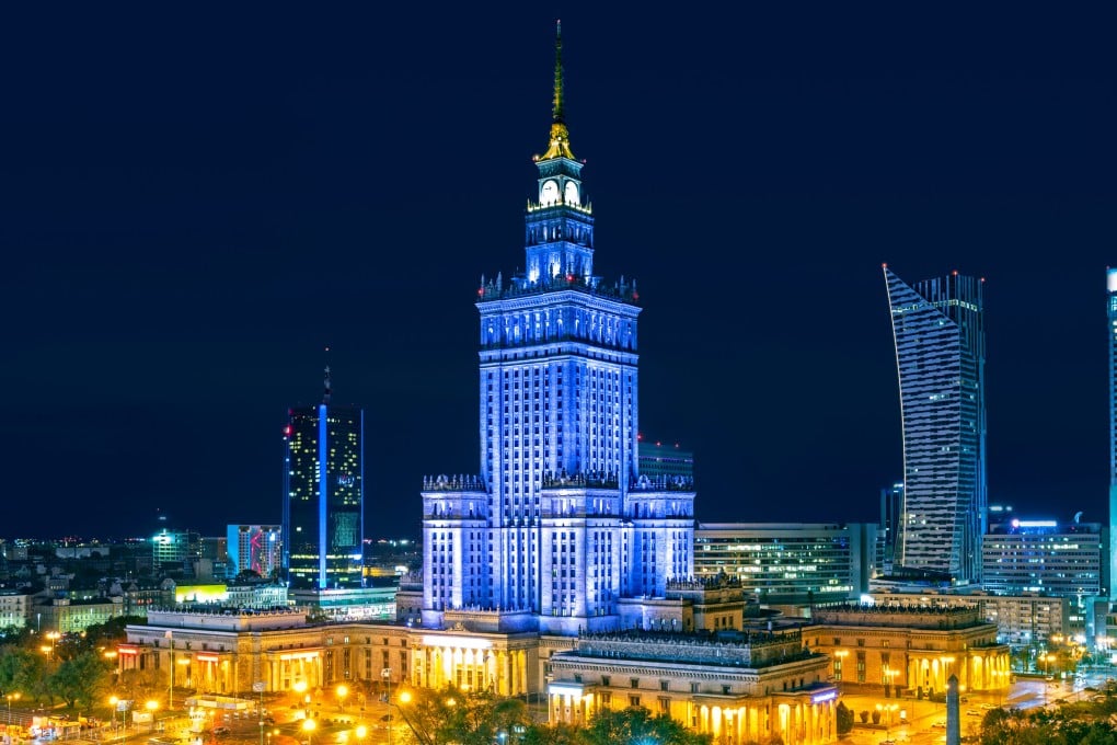 The Palace of Culture and Science in Warsaw at night. Once seen as a symbol of communist oppression, the “Stalin syringe” is now home to museums and cinemas, among other things. Photo: Shutterstock