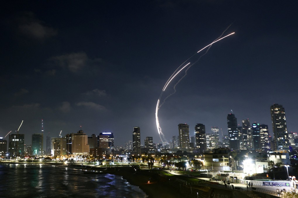 Tên lửa phóng từ Iran bị đánh chặn khi nhìn từ Tel Aviv, Israel, vào thứ sáu. Ảnh: Reuters