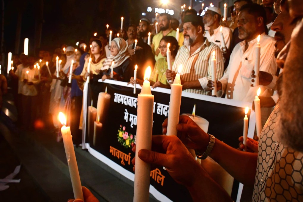 People holding lit candles mourn the victims of the Air India plane crash in Bhopal, the capital city of India’s Madhya Pradesh state, on Friday. Photo: Xinhua