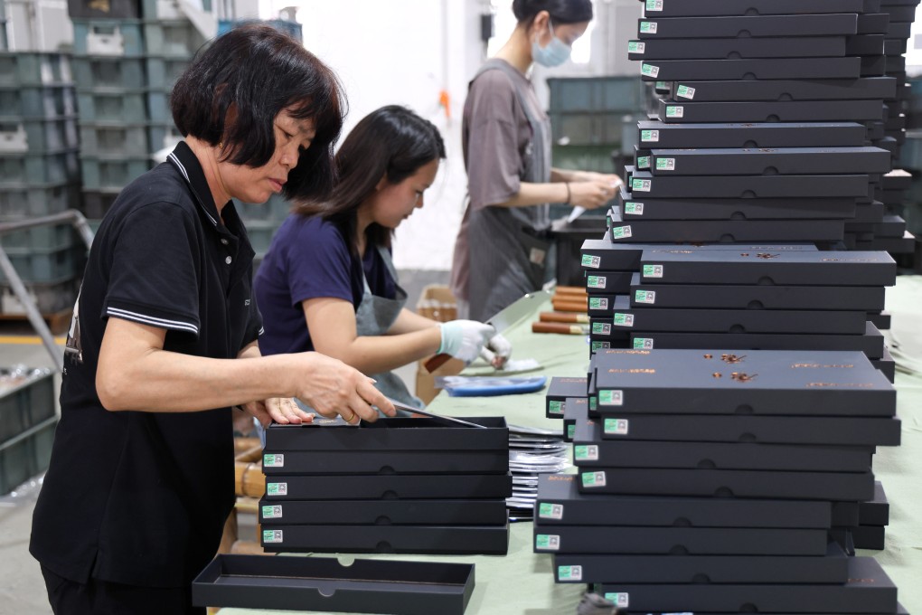 Workers pack knives at a factory in Yangjiang, south China’s Guangdong province, on June 11, 2025. Photo: Xinhua