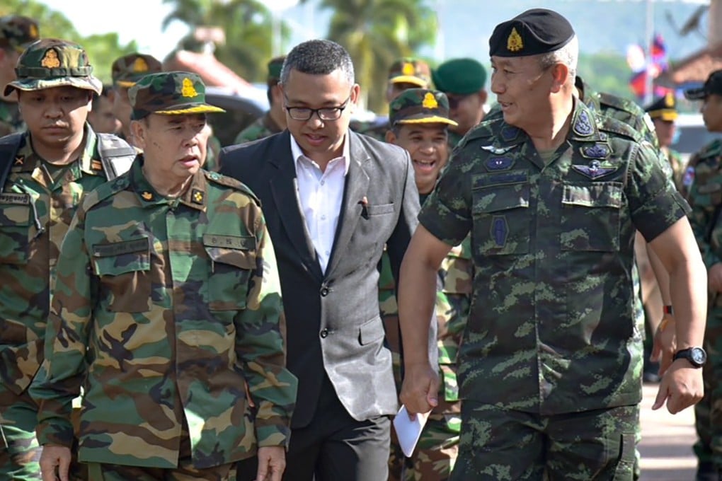 Cambodian General Mao Sophan (left) speaks with Thai army chief General Pana Klaewplodthuk (right) at the Thai-Cambodian border in Thailand’s Surin province on May 29. Photo: Royal Thai Army Handout/EPA-EFE
