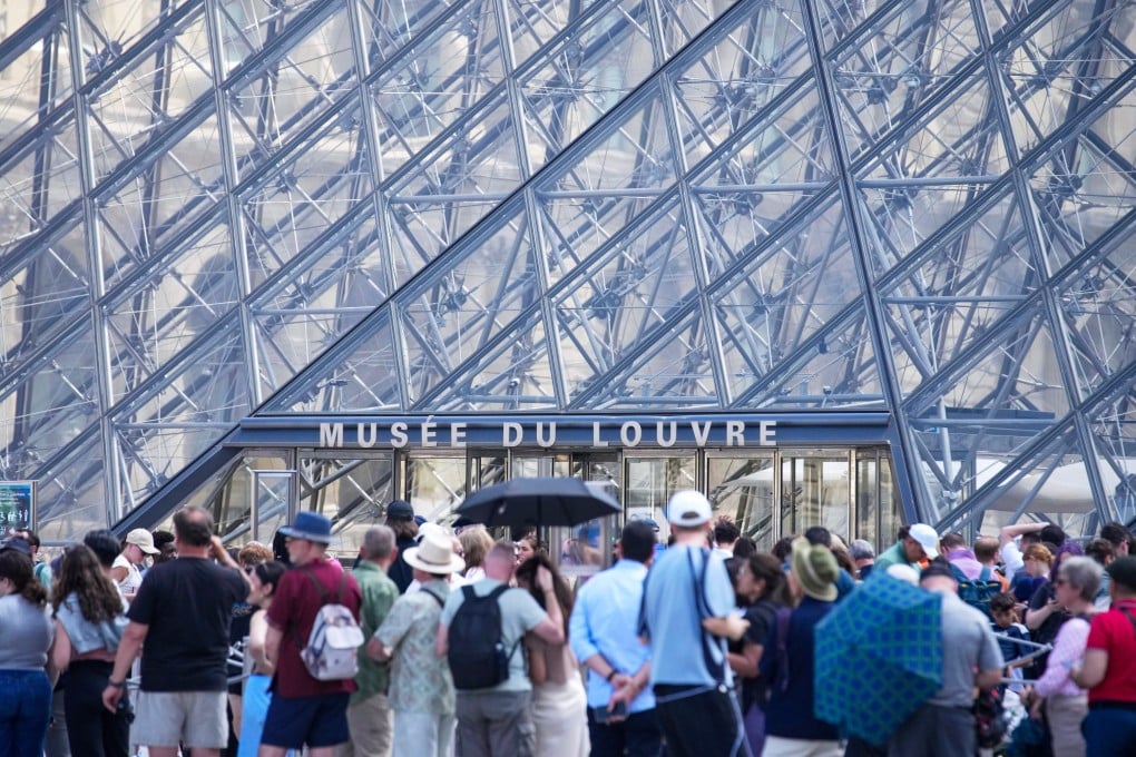 Tourists wait outside the Louvre on June 16, 2025, after staff went on strike over the overcrowded Paris museum’s “untenable” working conditions. Photo: AP