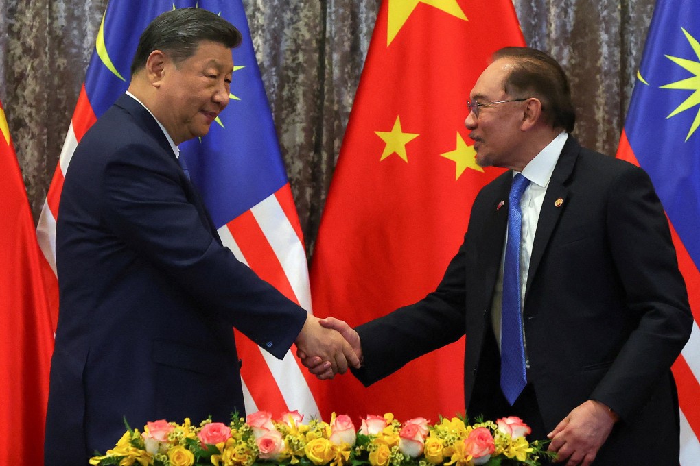 Chinese President Xi Jinping (left) and Malaysia Prime Minister Anwar Ibrahim shake hands after the Exchange of Agreement session between two countries in Putrajaya, Malaysia, on April 16. Photo: Reuters