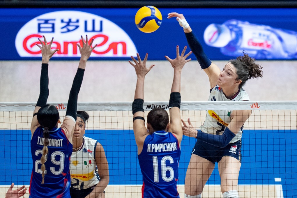 Italy’s Alice Degradi (right), spiking here against Thailand, said she had “very beautiful memories” of the Coliseum. Photo: Panda/Takumi Images