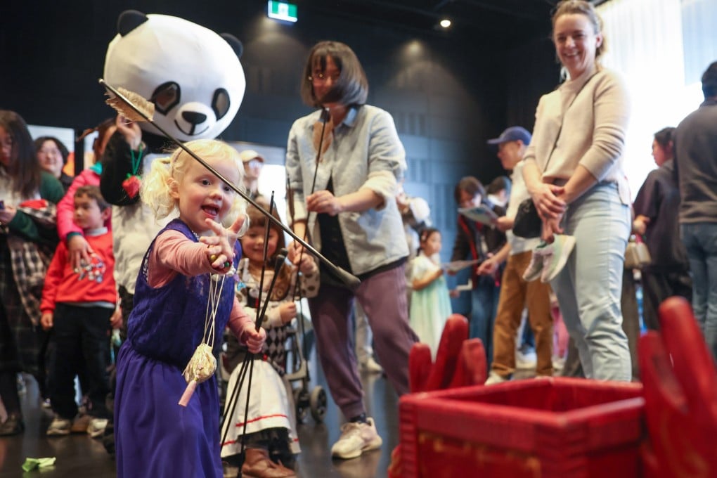 Children play a traditional Chinese game known as “touhu” or pitch-pot during an event marking Dragon Boat Festival in Christchurch, New Zealand, last month. Photo: Xinhua