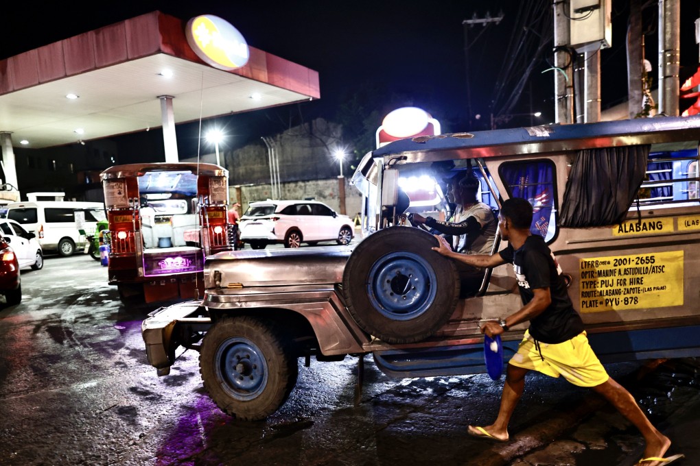 Vehicles queue at a gasoline station as fuel prices are expected to rise, in Las Pinas city, the Philippines, on June 23. Photo: EPA-EFE