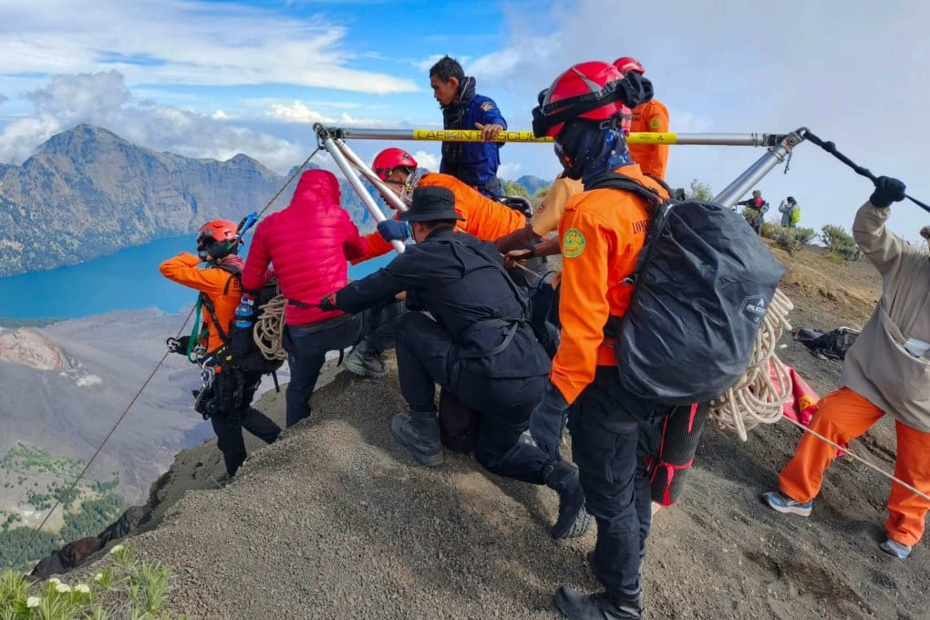 Indonesian rescuers pictured on Monday attempting to reach Juliana Marins, a Brazilian national who fell from a ridge on Mount Rinjani, Lombok. Photo: Indonesia’s National Search and Rescue Agency / AFP