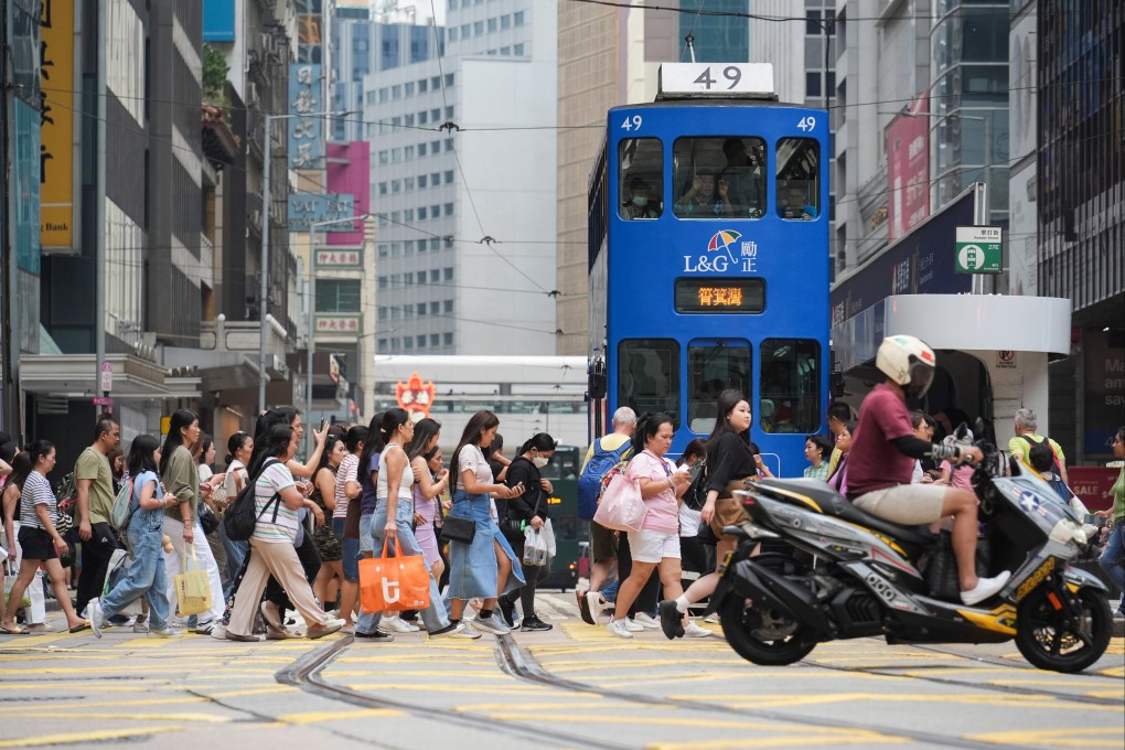 Pedestrians in Central on May 25, 2025. Photo: Eugene Lee