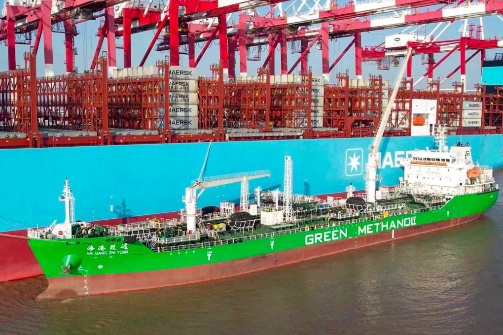 The first large-scale ship-to-ship simultaneous refuelling for green methanol-powered container ships in China takes place at the Guandong Container Terminal on July 9, 2024. Photo: Linkedin/Quin Xu