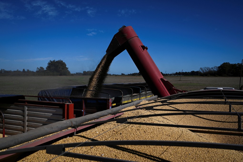 Soybeans are loaded on a truck after being harvested, in San Andres de Giles, on the outskirts of Buenos Aires, Argentina on May 12. Photo: Reuters