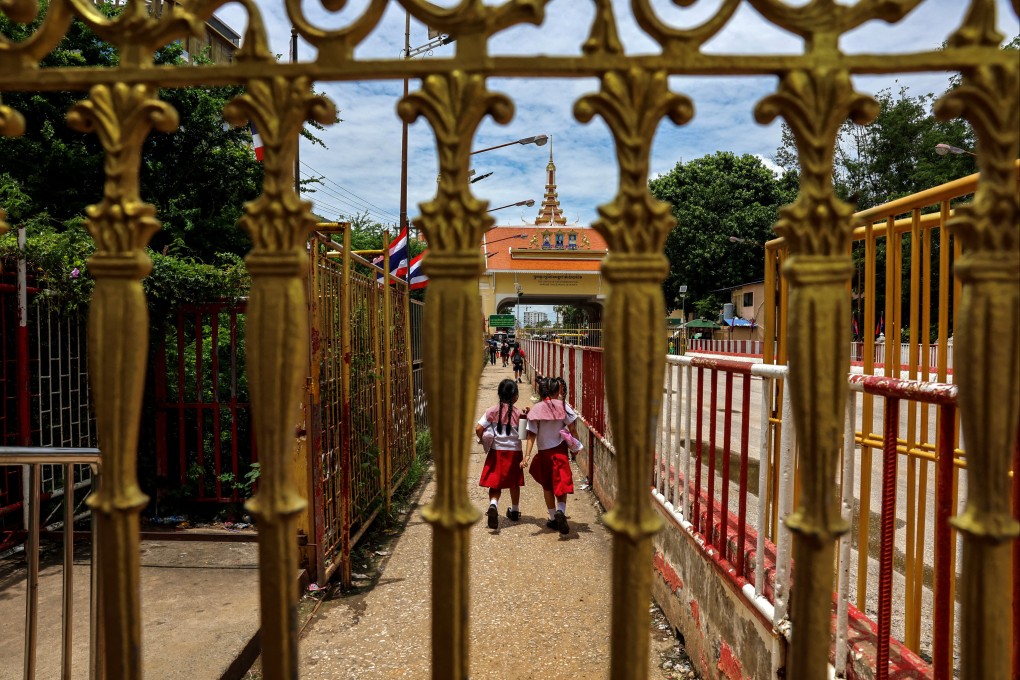 Students cross back to Cambodia via the largely closed Ban Khlong Luek checkpoint in Sa Kaeo province, Thailand on June 26. Photo: Reuters
