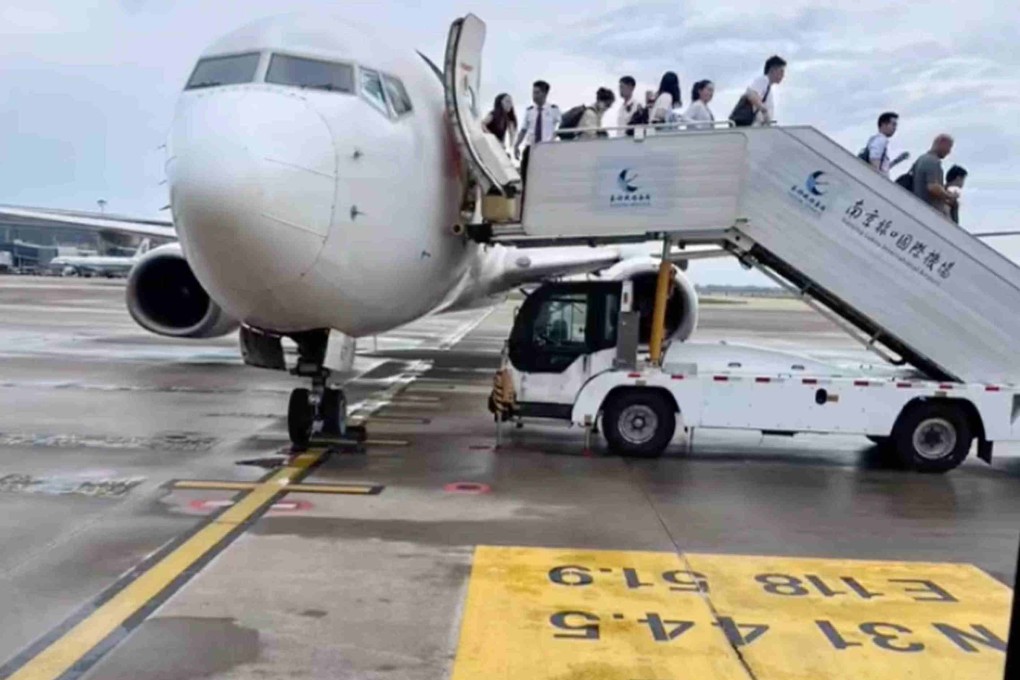 Passengers are seen exiting a plane in Nanjing, China after Shandong Airlines flight SC4667 made an emergency landing in the east China city on Friday. Photo: Weibo/Air_Fly_ing
