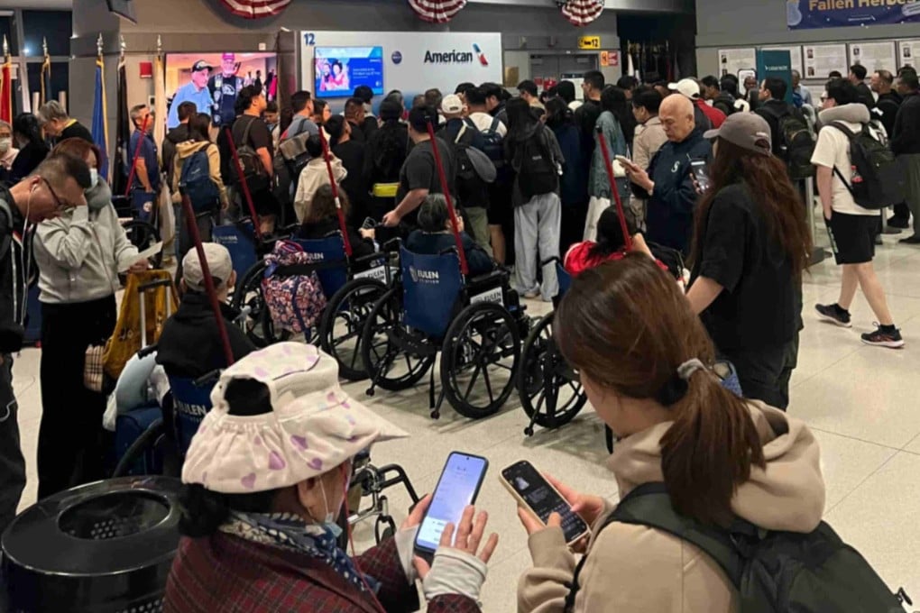 Passengers wait for information after flight CX843 was cancelled. Photo: RedNote/ 帅气的ZZY