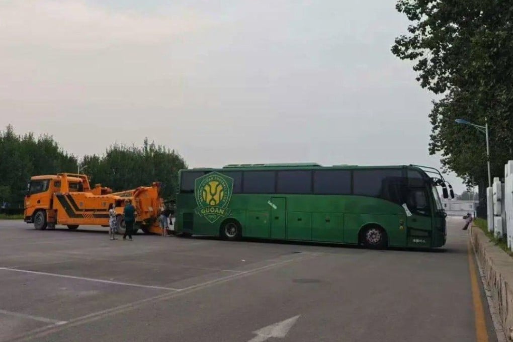 Beijing Guoan’s team bus being towed away as part of asset enforcement due to parent company Sinobo’s outstanding debts. Photo: X