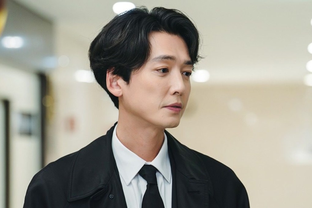 Jung Kyung-ho as labour rights lawyer to the dead Roh Moo-jin in a still from Oh My Ghost Clients.