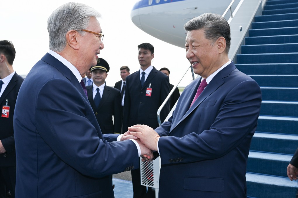 Chinese President Xi Jinping (right) shakes hands with Kazakh President Kassym-Jomart Tokayev before flying back to Beijing after the completion of the second China-Central Asia Summit in Astana, Kazakhstan, on June 18. Photo: Xinhua