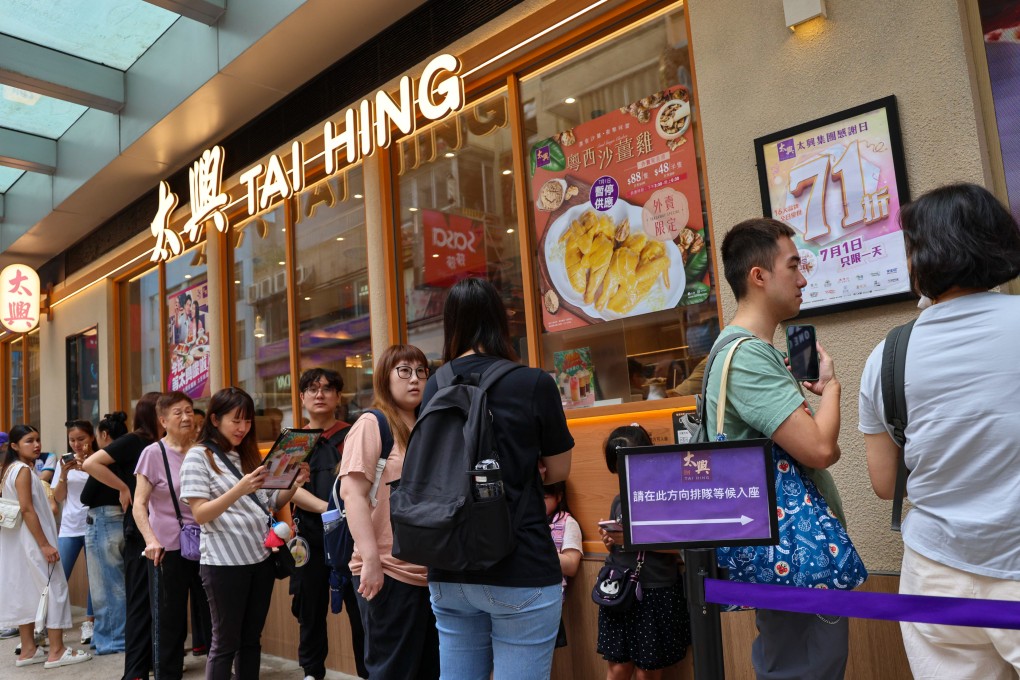 A long queue of customers outside Tai Hing on Granville Road in Tsim Sha Tsui. Photo: Jelly Tse