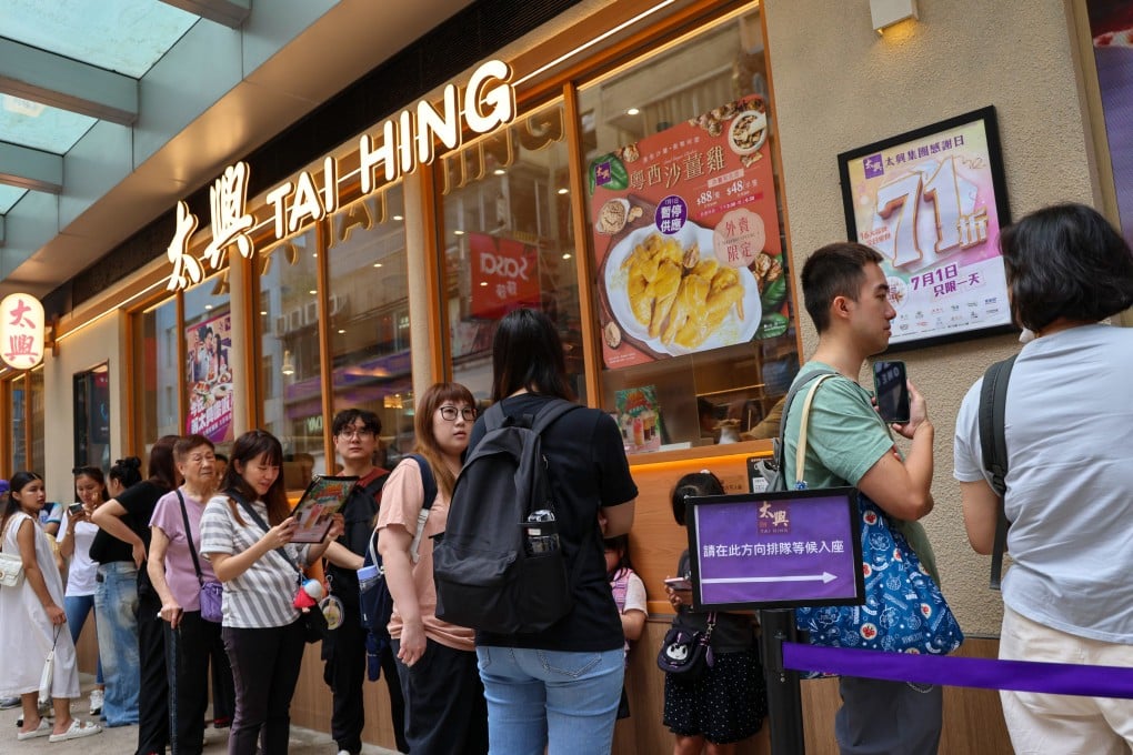 A long queue of customers outside Tai Hing on Granville Road in Tsim Sha Tsui. Photo: Jelly Tse
