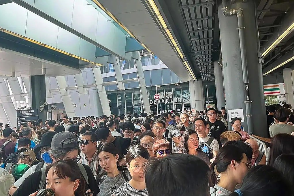 Crowds of Hong Kong residents cross over to Shenzhen via the Heung Yuen Wai checkpoint. Photo: Handout