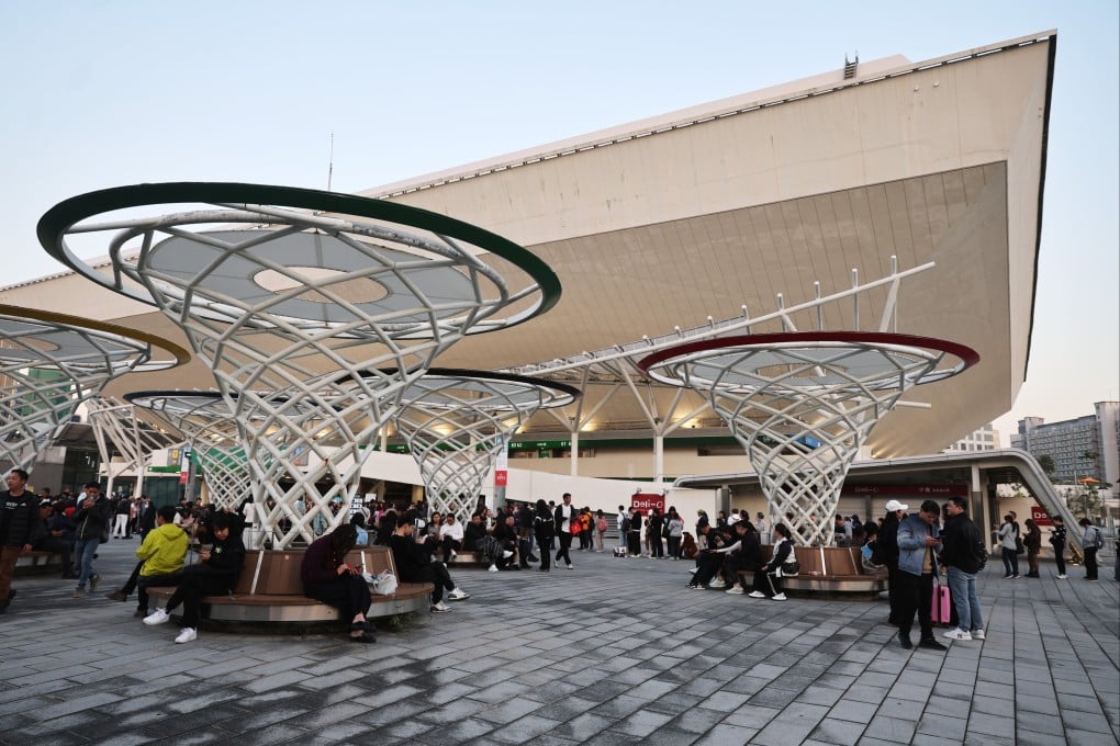Fans wait outside Hong Kong Coliseum in Hung Hom before pop singer Andy Lau Tak-wah’s concert on December 17, 2024. Photo: Edmond So