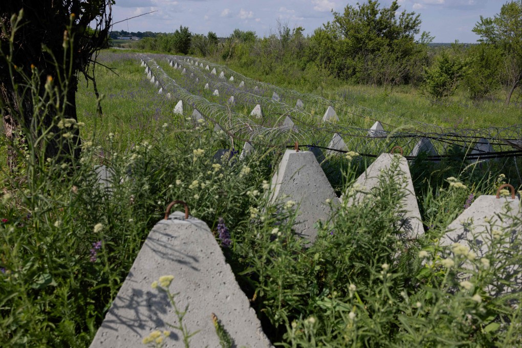 Dragon’s teeth, pyramidal anti-tank obstacles of reinforced concrete, and a barbed wire in a field in the Dnipropetrovsk region. Photo: AFP