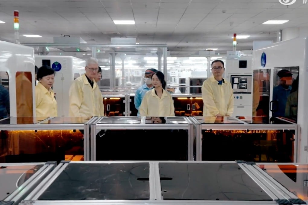 Apple CEO Tim Cook talks to workers during a visit to Luxshare Precision Industry in October 2023. Photo: Weibo