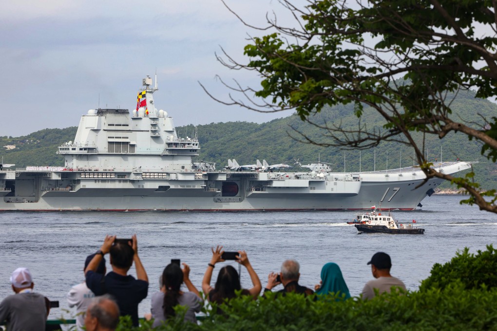Crowds gathered to get a glimpse of the Shandong as it arrived in Hong Kong. Photo:  Nora Tam
