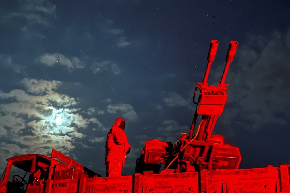 Ukrainian servicemen prepare an anti-aircraft cannon during an overnight shift in Kharkiv region in June. Photo: Reuters