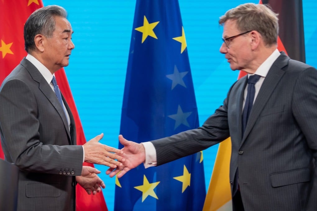 German Foreign Minister Johann Wadephul (right) and Chinese Foreign Minister Wang Yi shake hands at the end of their joint press conference in Berlin. Photo: dpa