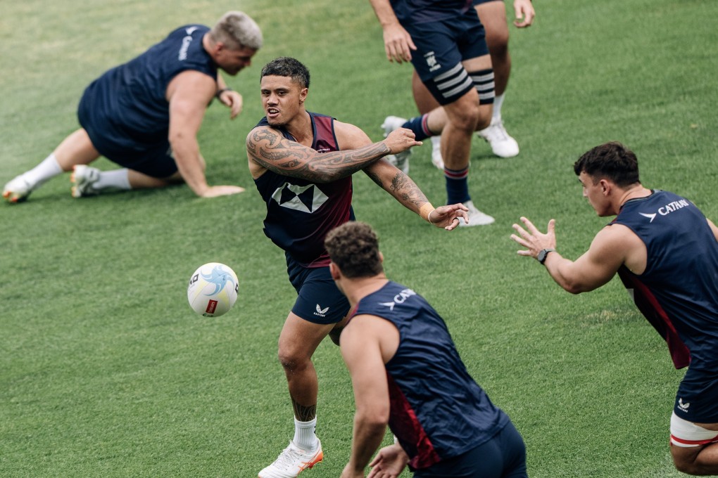 Hong Kong flyhalf Nathan De Thierry (top) fires a pass to captain and No 8 Josh Hrstich during the Captain’s Run on Friday in Incheon, South Korea. Photo: Patrick Leung