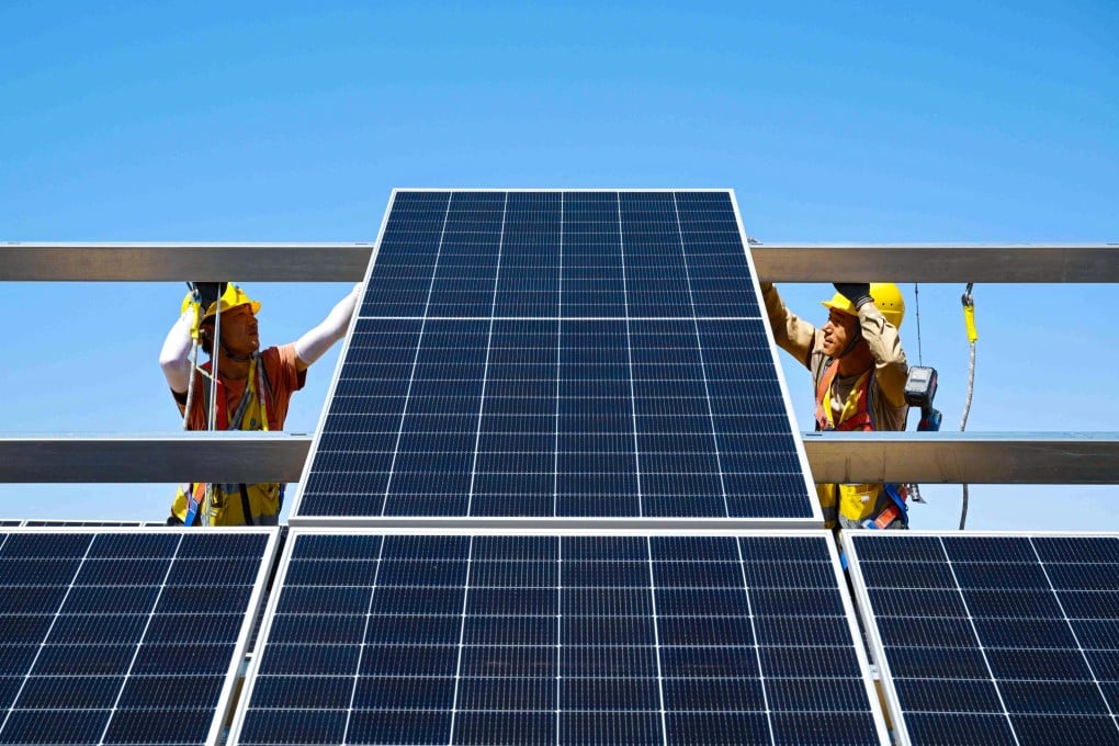 Workers install solar panels at the Ningguoyun Lingwu photovoltaic project in northwest China’s Ningxia Hui autonomous region in April. Photo: AFP