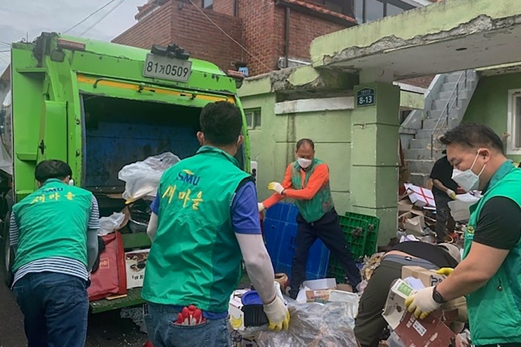 District office cleaning the home of a hoarder family. Photo: Susjeong-gu Office