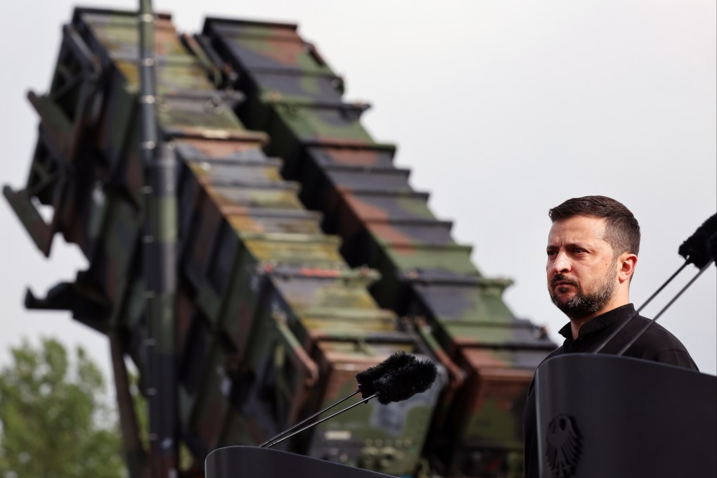 Ukrainian President Volodymyr Zelensky stands in front of a Patriot missile system during his visit to a military training area in June 2024. Photo: dpa