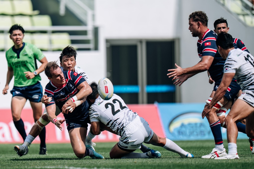 Tom Hill (left) passes the ball to captain Josh Hrstich during their side’s Asia Rugby Emirates Men’s Championship game against South Korea in Incheon (July 5, 2025). Photo: HKCR