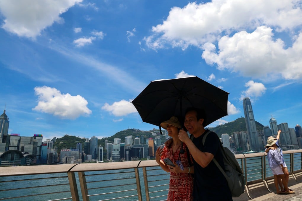 Visitors brave the hot weather as they walk along the Tsim Sha Tsui waterfront. Photo: Jelly Tse