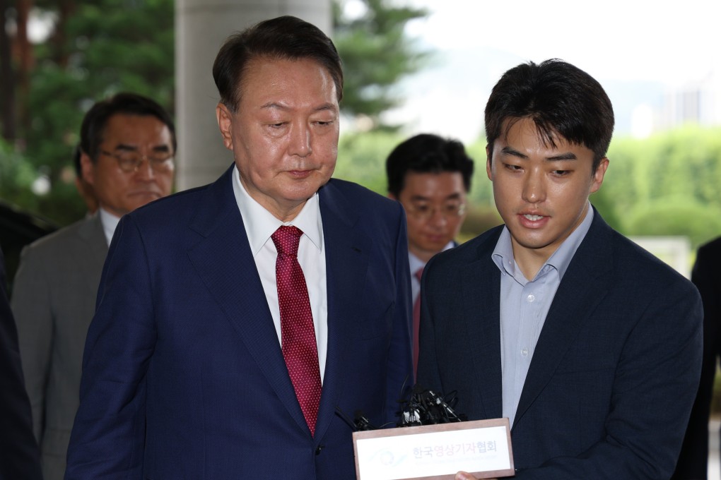 Former South Korean President Yoon Suk-yeol (left) heads to the office of special counsel Cho Eun-suk, within the Seoul High Prosecutors Office in southern Seoul, South Korea, on Saturday. Photo: EPA-EFE