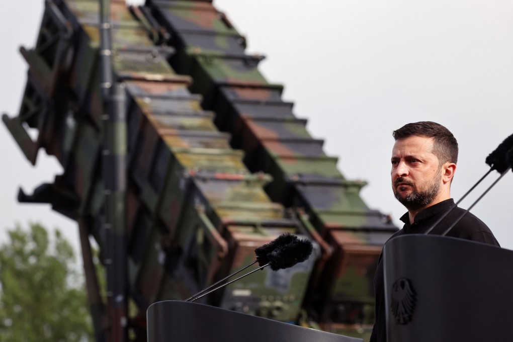 Ukrainian President Volodymyr Zelensky stands in front of a Patriot anti-aircraft missile system during a visit to a military training area. Photo: dpa