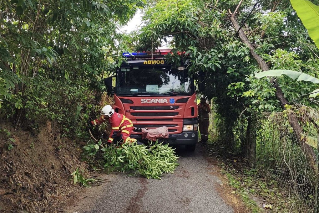The bodies of the six family members were recovered from a submerged car by Kedah’s fire and rescue officials. Photo: Facebook/bombakedah