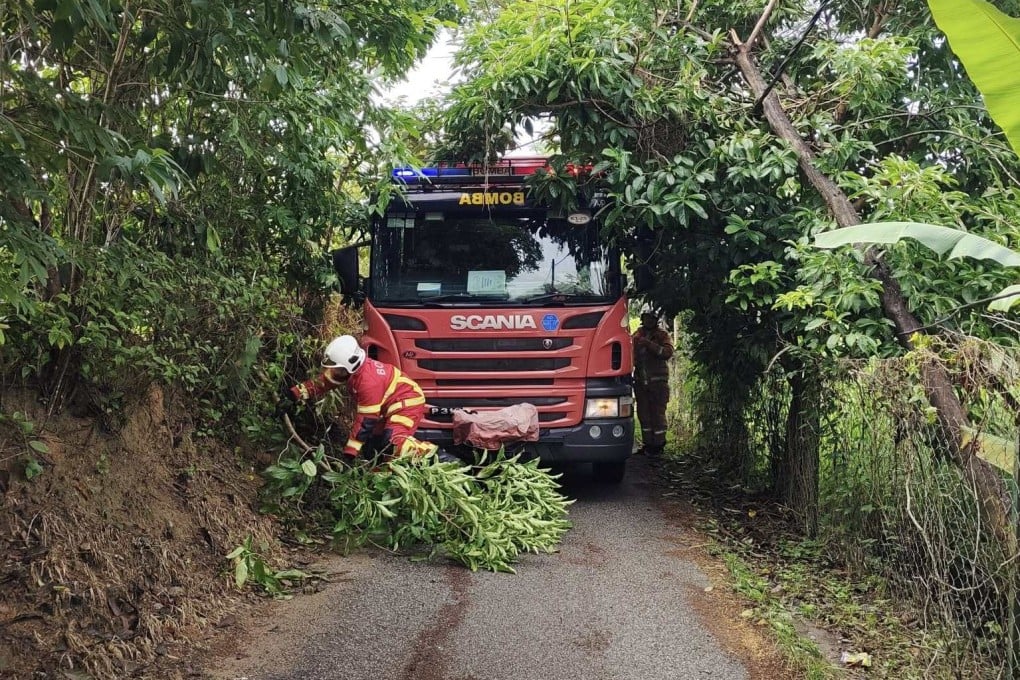 The bodies of the six family members were recovered from a submerged car by Kedah’s fire and rescue officials. Photo: Facebook/bombakedah