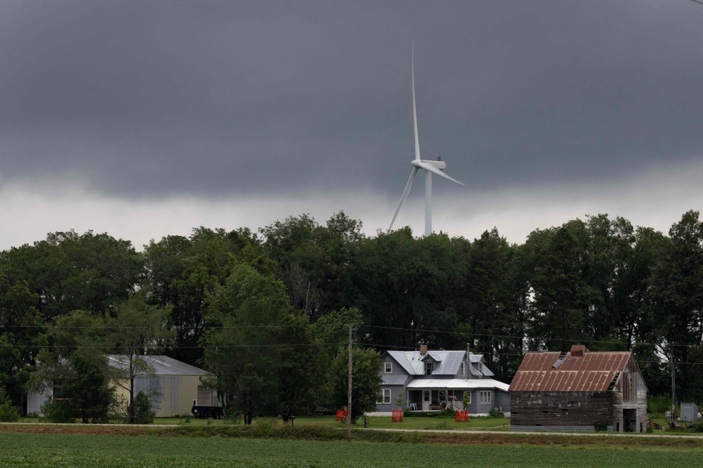 A power-generating wind turbine towers over a rural community in Pomeroy, Iowa, in the US on July 5. Photo: Getty Images/AFP