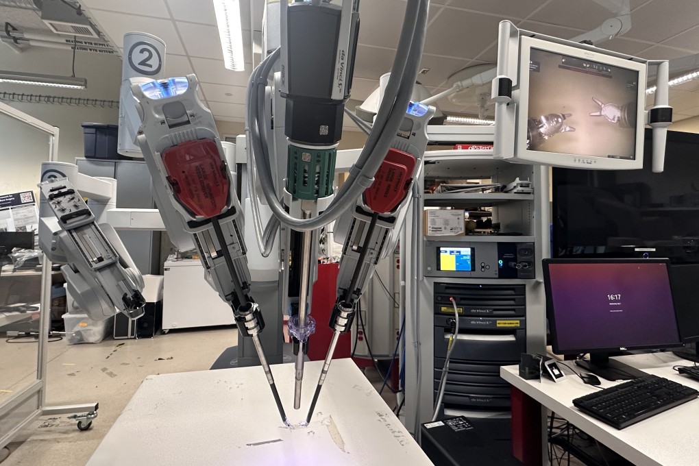 This machine trained on the videos of surgeries was able to precisely work on removing a gallbladder from a lifelike patient. Photo: Juo-Tung Chen/PA Media/Johns Hopkins University/dpa