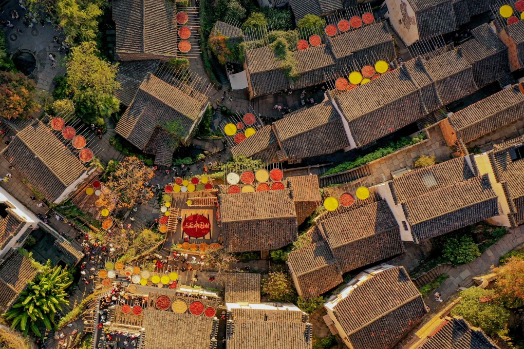 Bamboo baskets of chillies, corn and chrysanthemum petals dry in the sun in Huangling village, in China’s Jiangxi province. Photo: China News Service