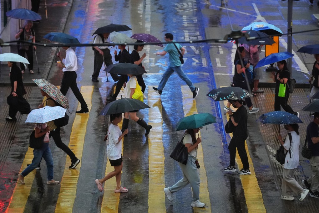Pedestrians brave heavy rain on Hennessy Road. Photo: Elson Li