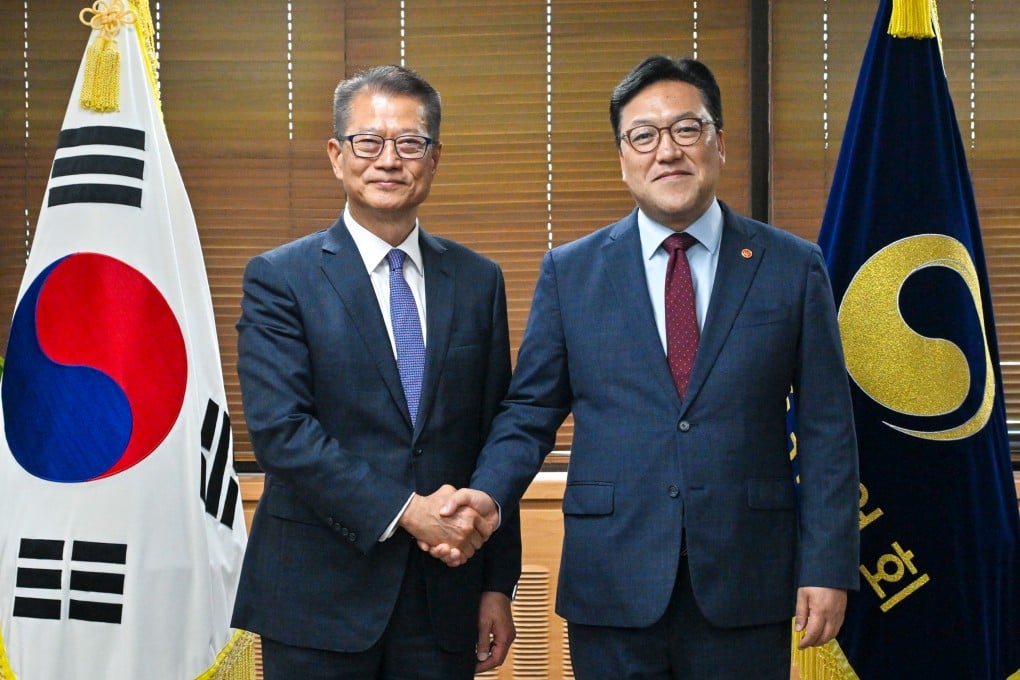 Hong Kong’s Financial Secretary Paul Chan Mo-po with chairman of the Financial Services Commission of South Korea, Kim Byung-hwan, during the former’s three-day visit to Seoul. Photo: Handout
