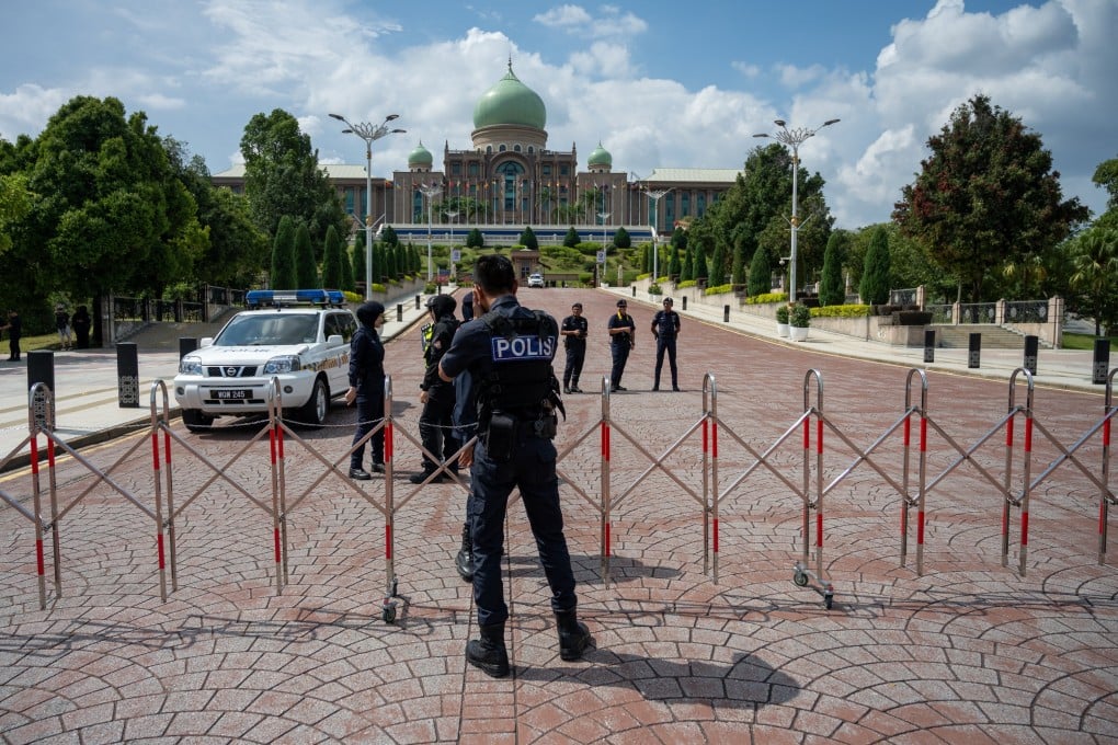 Police officers stand guard at the entrance to the prime minister’s Office as lawyers and trainee lawyers march from the Palace of Justice during the “Walk to Safeguard Judicial Independence” in Putrajaya, Malaysia, on Monday. Photo: EPA